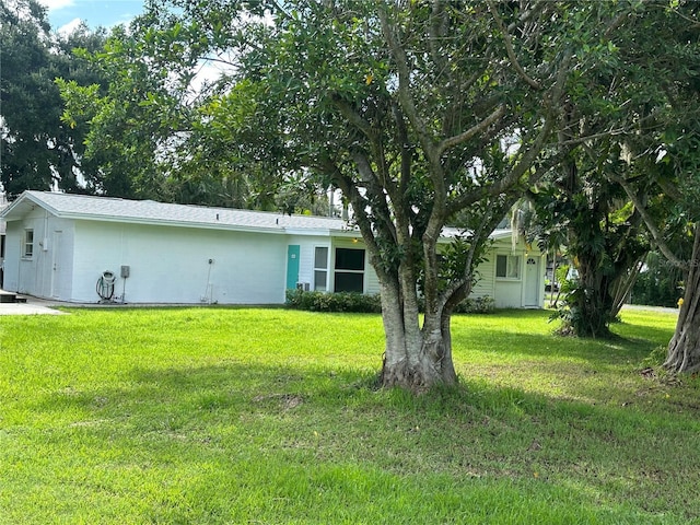 view of front of home featuring a front yard