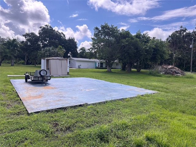 view of yard with a storage shed