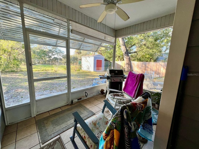 sunroom with ceiling fan