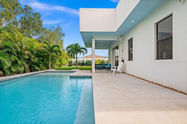 view of swimming pool featuring a patio and outdoor lounge area