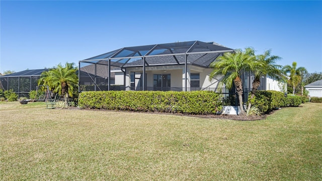 view of yard with a lanai