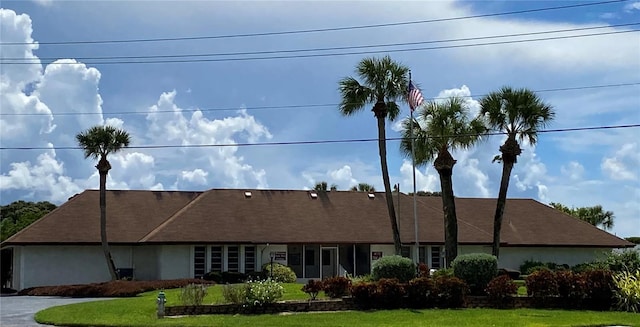 view of front facade featuring a front yard