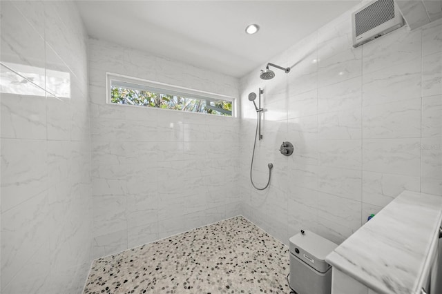 bathroom featuring a tile shower