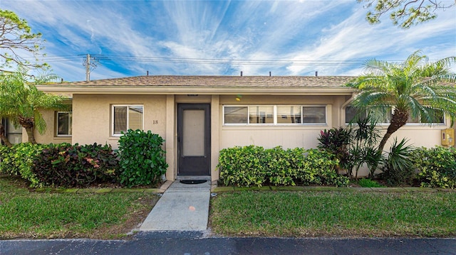 view of front of home featuring a front yard