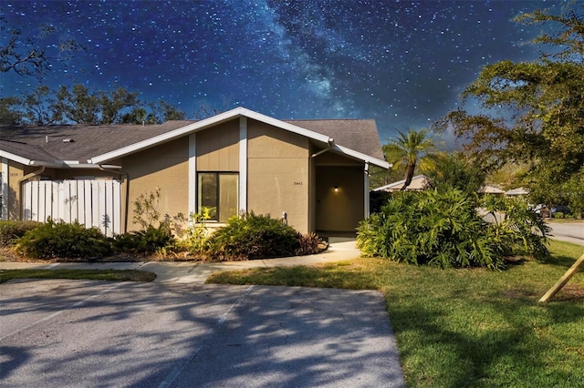 view of front of property with a front lawn