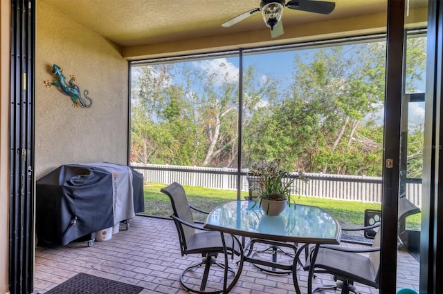 sunroom with ceiling fan