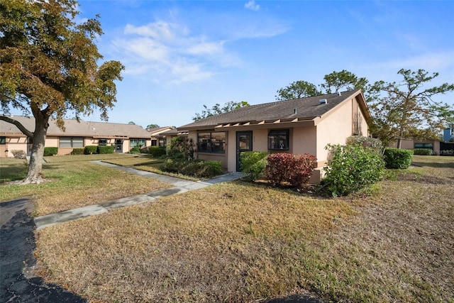 ranch-style home featuring a front lawn