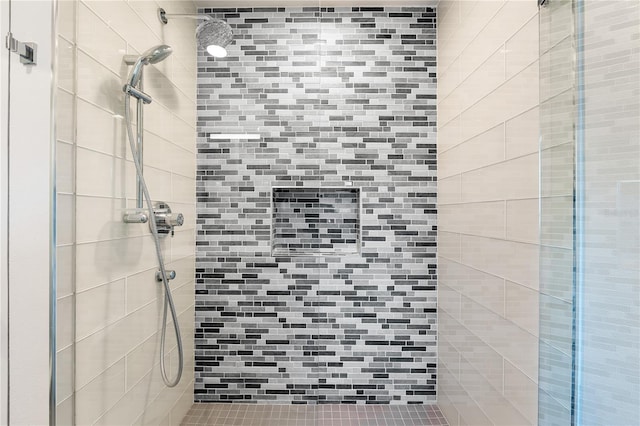 bathroom featuring tiled shower