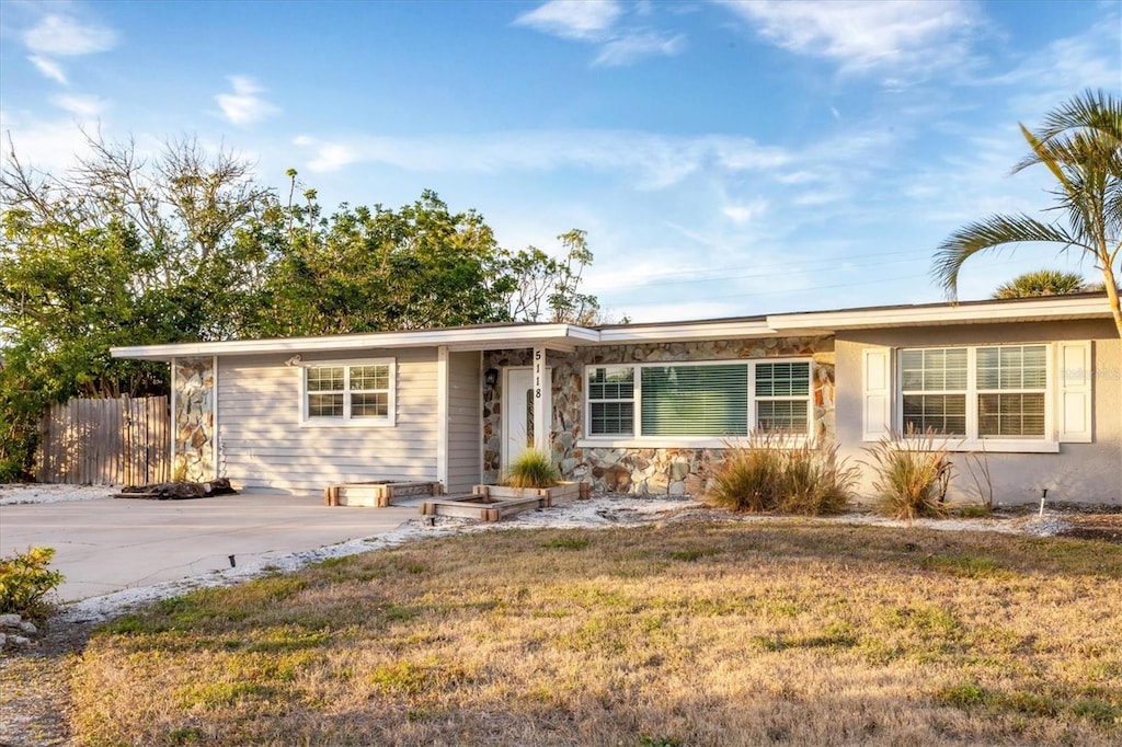 single story home with a front lawn