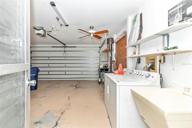 washroom featuring sink, washing machine and clothes dryer, and ceiling fan