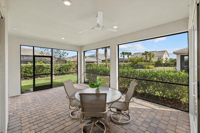 sunroom with ceiling fan