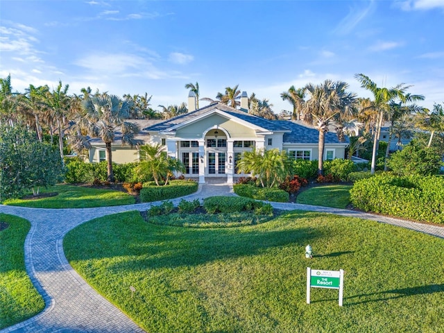 view of property's community featuring a lawn