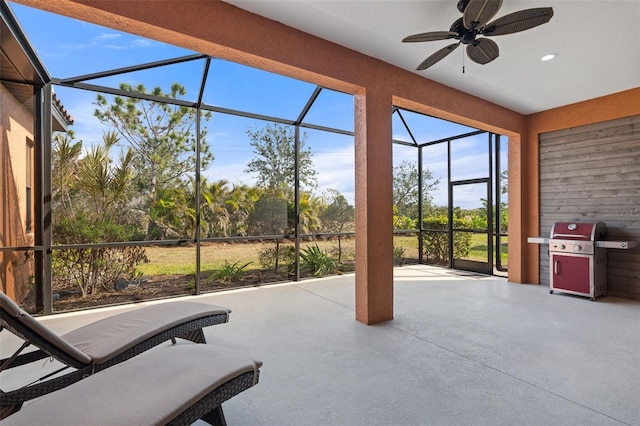 sunroom with ceiling fan