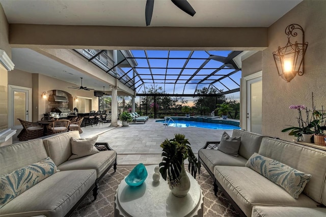 view of patio featuring a pool with connected hot tub, an outdoor hangout area, a ceiling fan, outdoor dining space, and a lanai