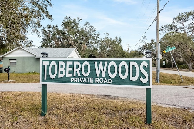 community / neighborhood sign with a lawn