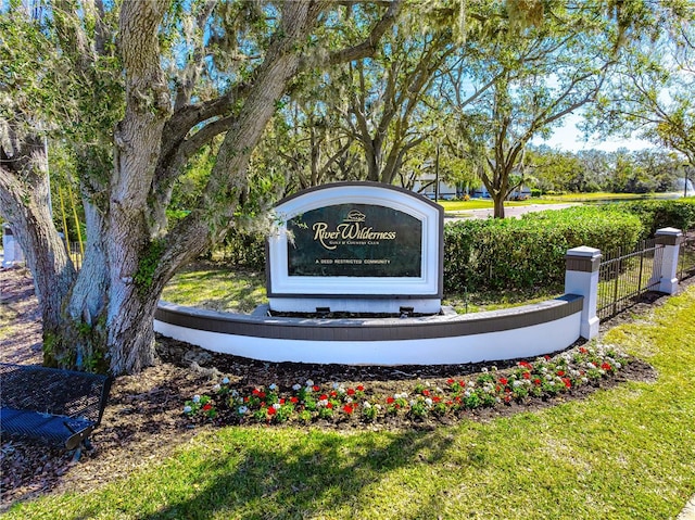 view of community / neighborhood sign