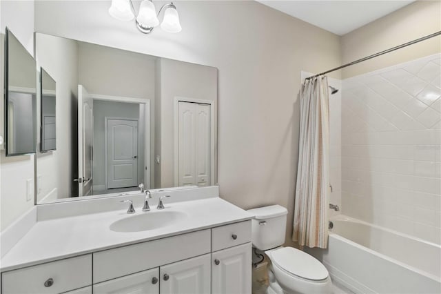 full bathroom featuring vanity, shower / bathtub combination with curtain, an inviting chandelier, and toilet