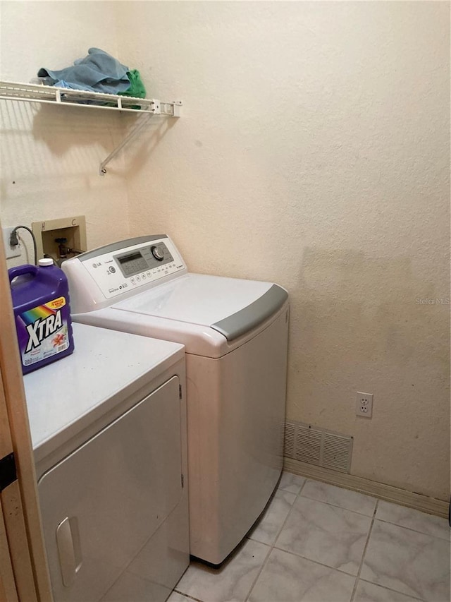 washroom featuring washing machine and clothes dryer