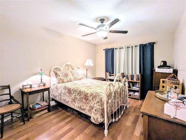 bedroom featuring wood finished floors and a ceiling fan