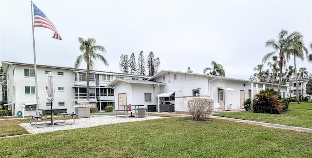 view of front of property featuring a front lawn