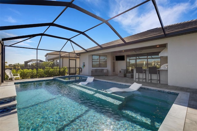 5035 Seafoam Trl, Bradenton, FL 34211 - view of swimming pool featuring an outdoor kitchen, a patio, a bar, a pool with connected hot tub, and ceiling fan