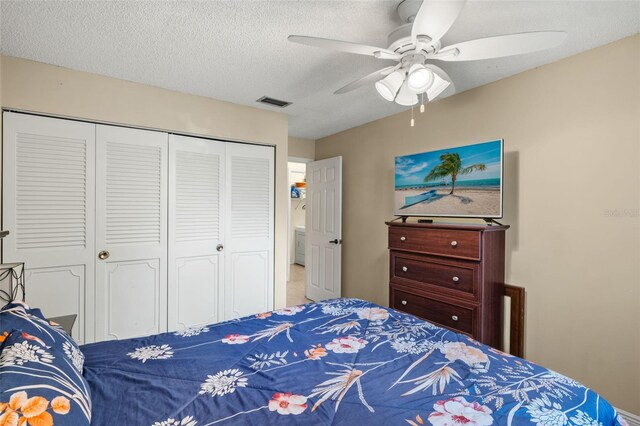 bedroom with ceiling fan, a textured ceiling, and a closet