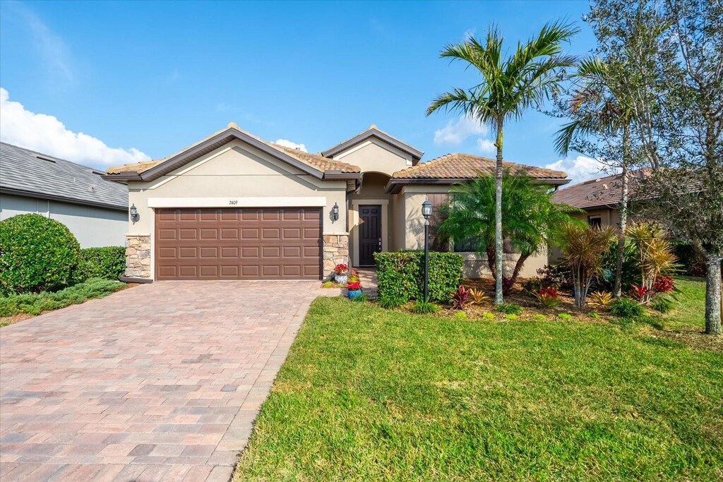 7409 Chester Trl, Bradenton, FL 34202 - view of front of house with a garage and a front yard