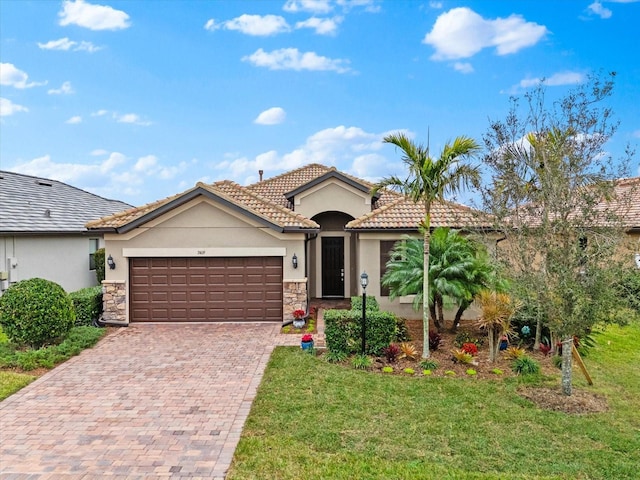 view of front of home featuring a garage and a front yard