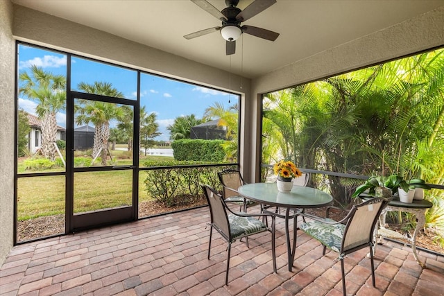 sunroom with ceiling fan