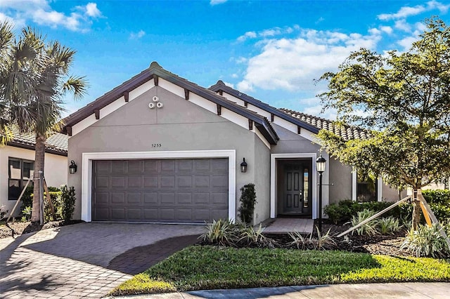 view of front facade featuring a garage