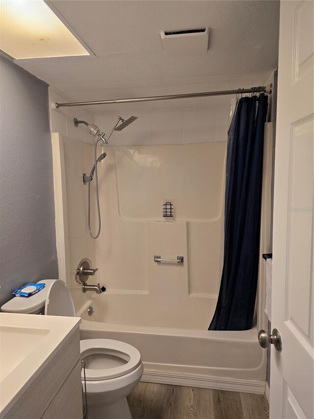2566 Forest Run Ct, Clearwater, FL 33761 - full bath featuring toilet, vanity, shower / tub combo, and wood finished floors