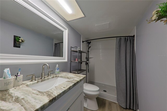 2566 Forest Run Ct, Clearwater, FL 33761 - full bath with toilet, vanity, wood finished floors, and curtained shower