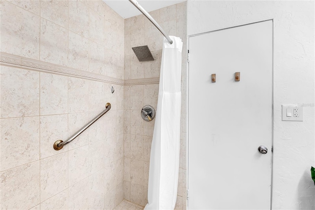 bathroom with curtained shower