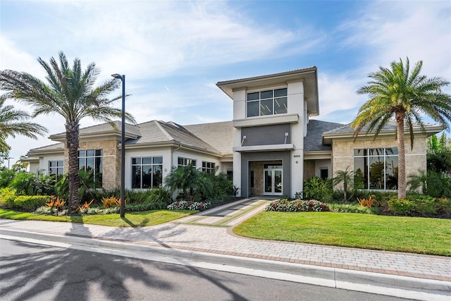 view of front of house featuring a front yard