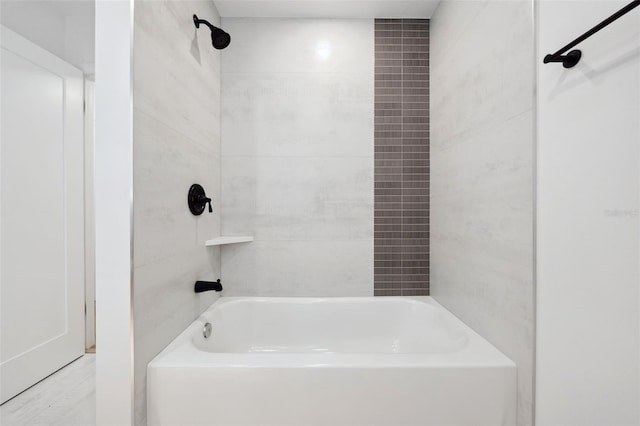 bathroom featuring tiled shower / bath combo