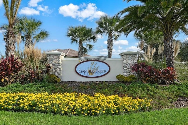 view of community / neighborhood sign