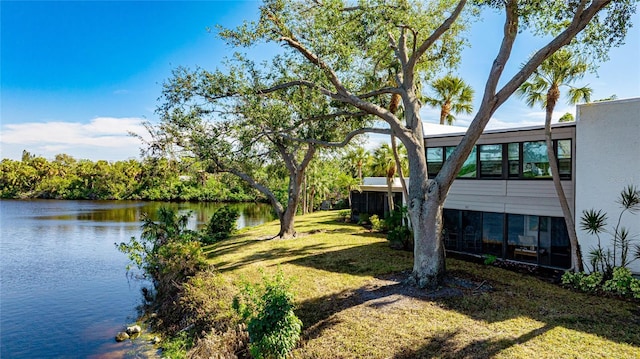 view of yard featuring a water view