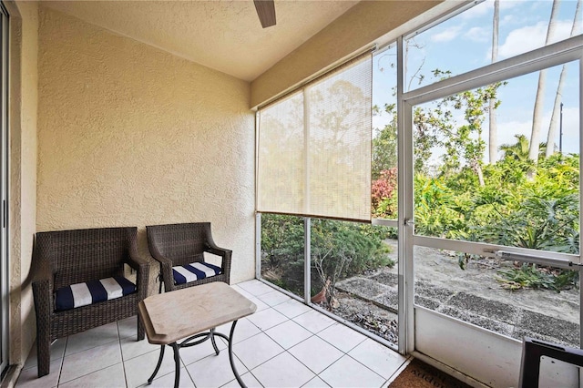 sunroom with ceiling fan