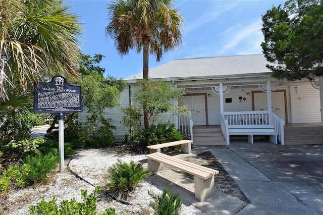 view of front of property with covered porch