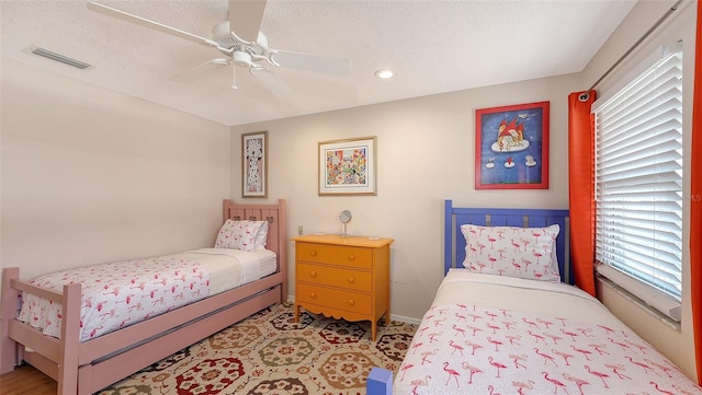 bedroom featuring ceiling fan and a textured ceiling