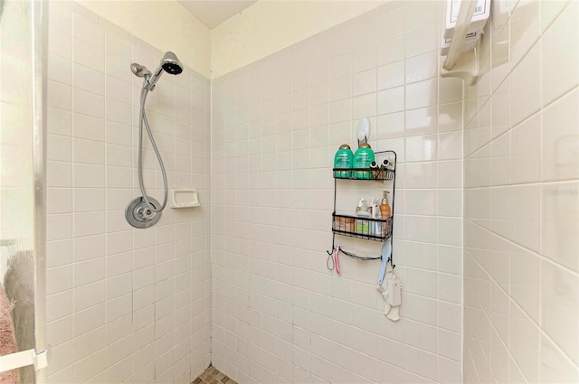 bathroom featuring a tile shower