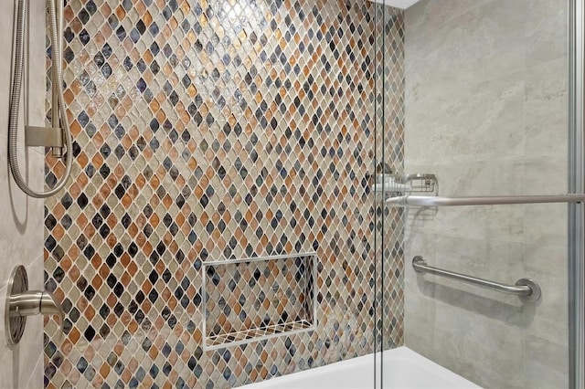 bathroom featuring tiled shower / bath combo