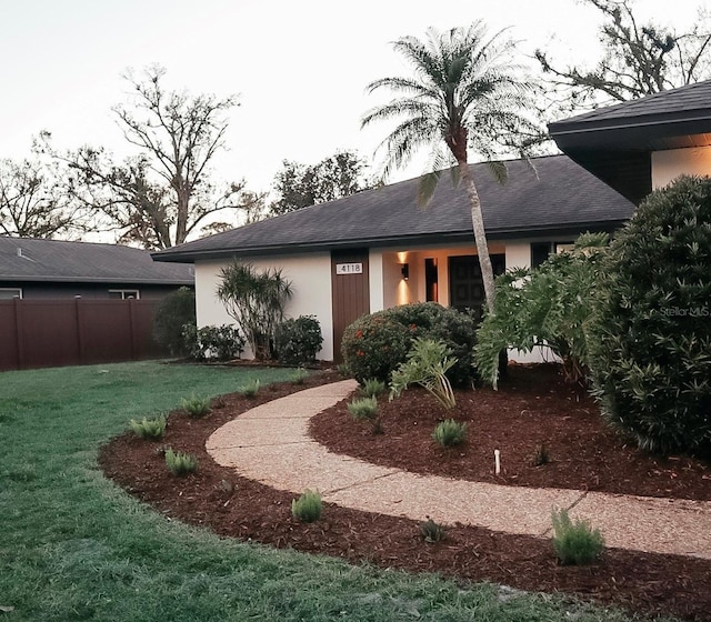 view of front facade featuring a front lawn