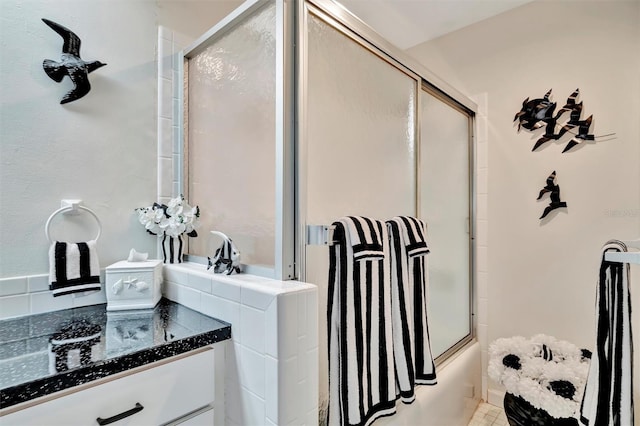 bathroom with combined bath / shower with glass door