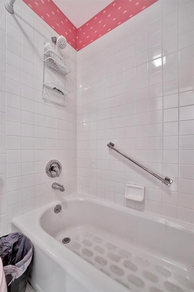 bathroom featuring tiled shower / bath