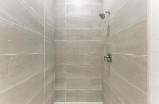 bathroom featuring a tile shower