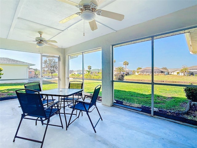 sunroom with ceiling fan