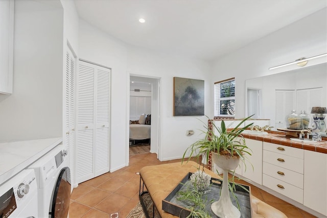 laundry room with light tile patterned flooring and independent washer and dryer