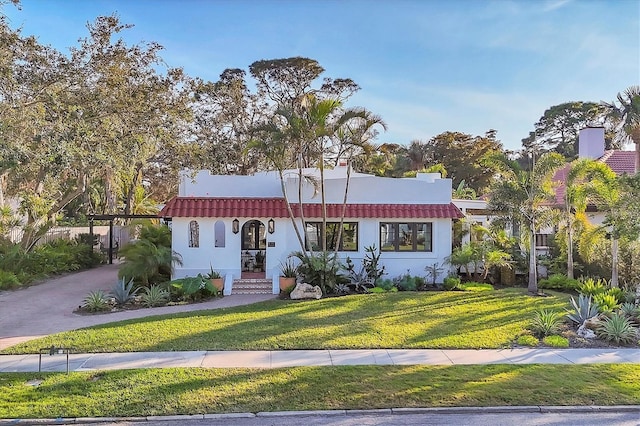 view of front of home featuring a front lawn