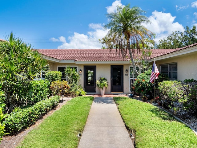 ranch-style house featuring a front yard